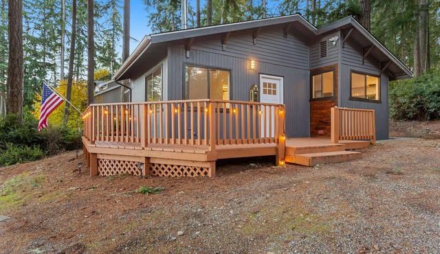 Charming Lakefront Cottage on Quiet Palmer Lake