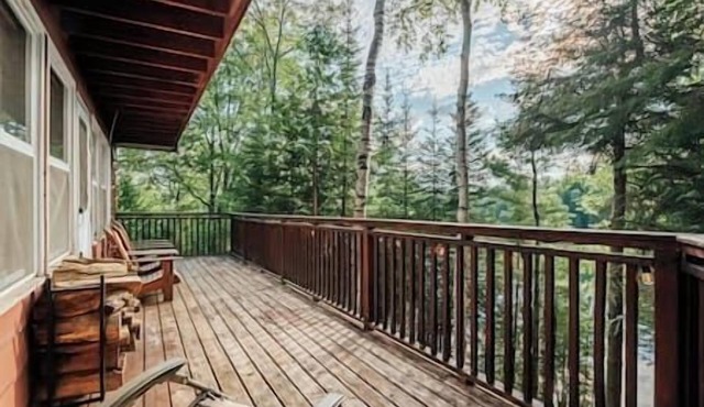 Charming Lakefront Cottage w/Hot Tub & Fire Pit