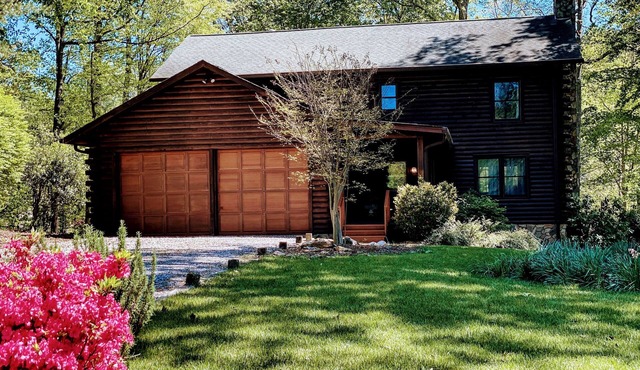 Charming Lakefront Log Cabin on LKN Quiet Cove