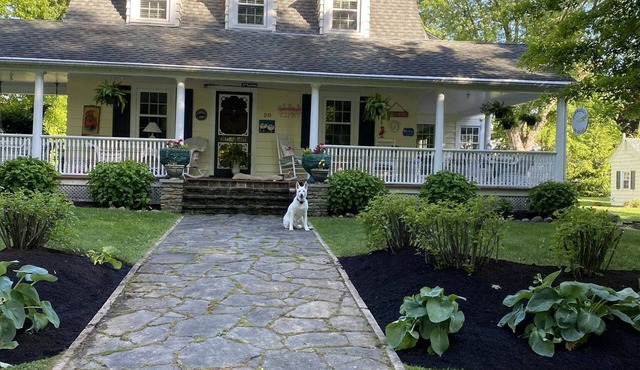 Charming Lakeside cottage , will sleep 10