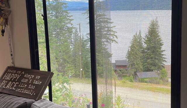 Charming, Lakeside 5th Wheel Trailer over looking the Beautiful Shuswap Lake