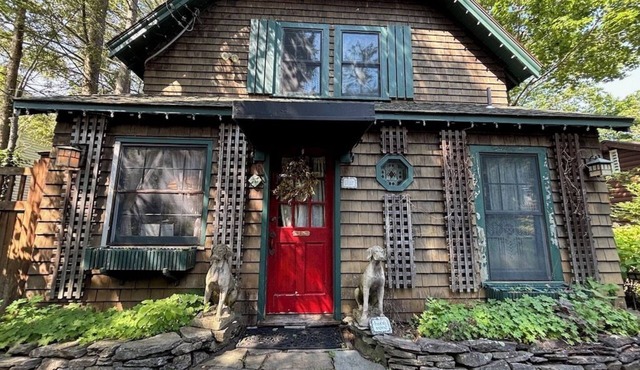 Charming lakeside cottage and guest cottage with spectacular views