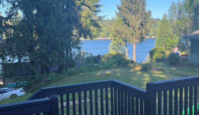 Charming Lakeview Cottage