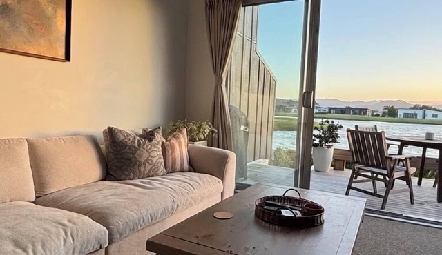 Charming Lakeview Golf Villa