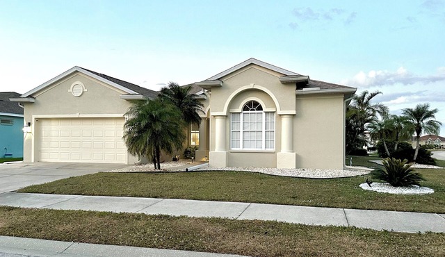 Charming Lakeview Home, Heated Saltwater Pool, WiFi, All New Furniture