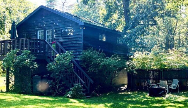 CHARMING LARGE STUDIO WITH POOL AND MOUNTAIN VIEWS ON 10 ACRES. Close to town