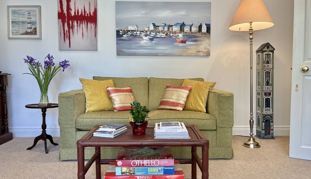 Charming, light, and bright lower ground floor apartment in Walmer