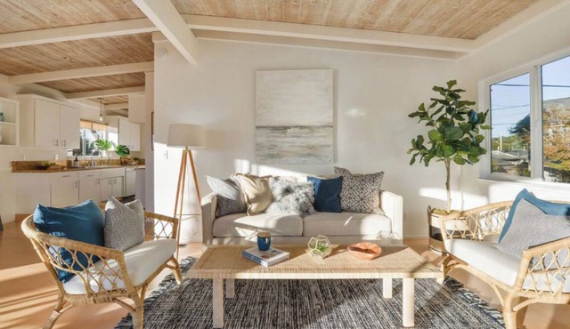 Charming, light-filled home - walk to the beach!