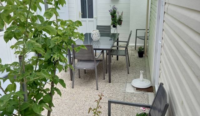 Charming little house, quiet, close to the beach (50 m) and market