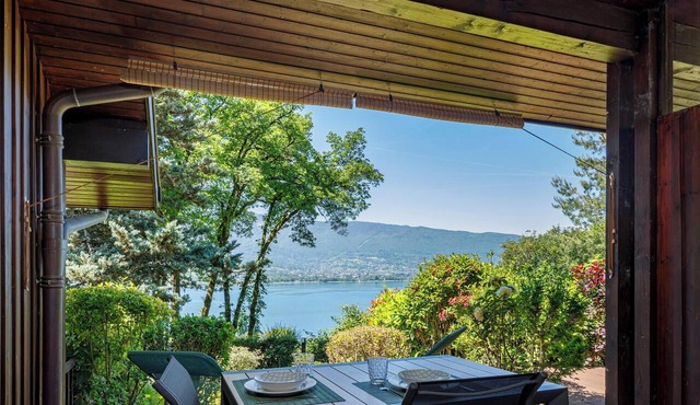 🌿 Charming little house with terrace and lake view in Talloires Welcome to Le Balcon des Primevères, an adorable semi-detached little house located on the heights of Talloires, in a peaceful and green environment 🌳