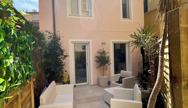 Charming little house with patio close to Monaco