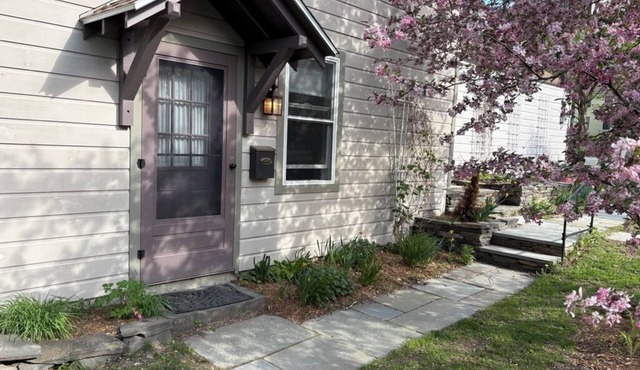 Charming loft cottage in tranquil Germantown with WiFi, AC