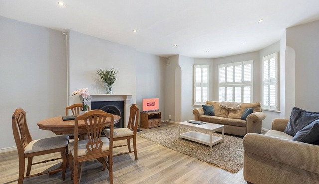 Charming London Retreat in Vibrant Battersea – Entire Home, Self Check-In
