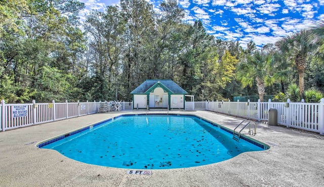 Charming Longs Condo ~ 30 Mi to Myrtle Beach!