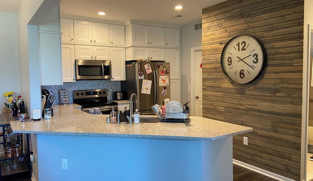 Charming lower level 2-bedroom condo in wonderful Clinton Twp with WiFi, AC