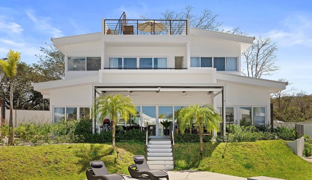 Charming Luxury 4-bedroom villa with AC- steps from Playa Avellanas