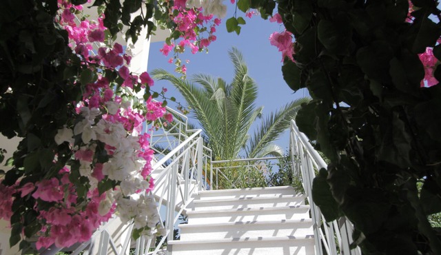 CHARMING MEDITERRANEAN COTTAGE NEAR THE BEACH AND CLOSE TO THE AIRPORT AND PORT