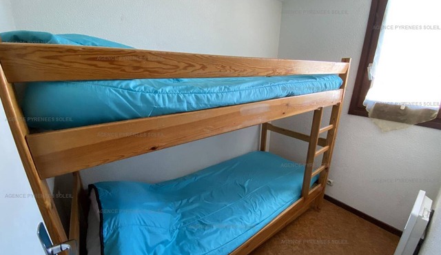 Charming mezzanine studio cabin for 4, near center, ski locker