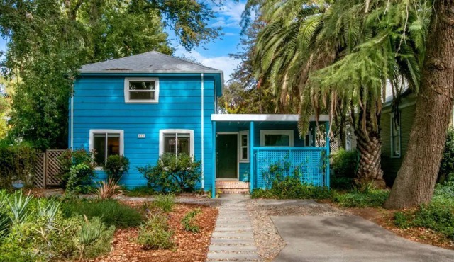 Charming mid-century home in Old North Davis! Perfect for longer stays!