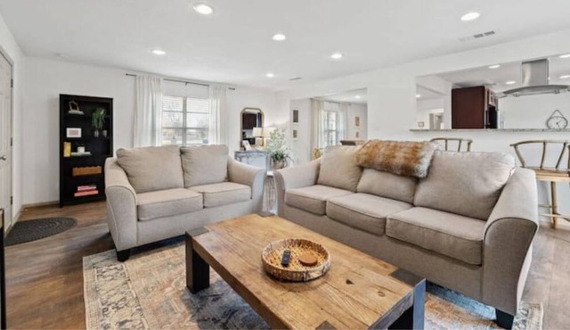 Charming Mid-Century Retreat: Dog-Friendly 1-Story Oasis near The Domain
