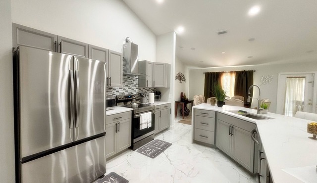 Charming & Modern 4-bedroom 2-bathroom in brilliant Palm Bay