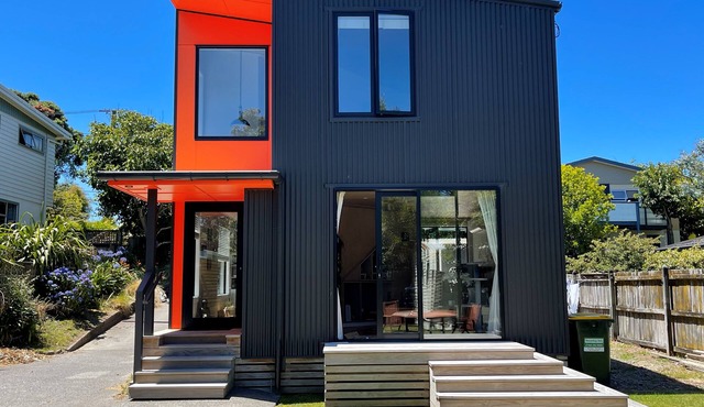 Charming, modern beach-side property, 100steps from the beach in Raumati Beach