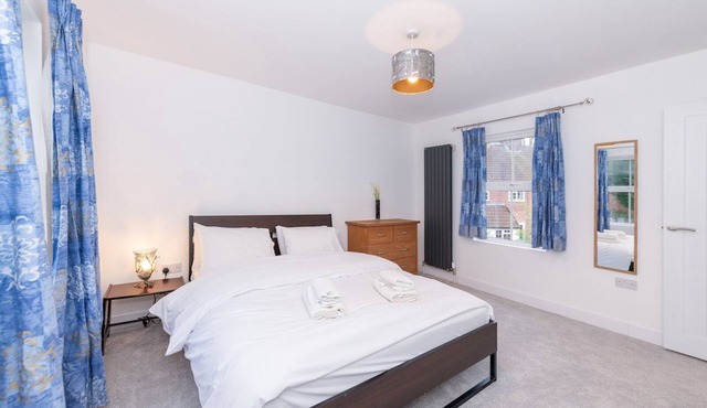 Charming Modern Home in Central Wokingham - Pass the Keys