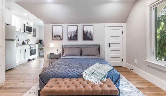 Charming Modern Studio Home! 5 Minutes from major Hospitals