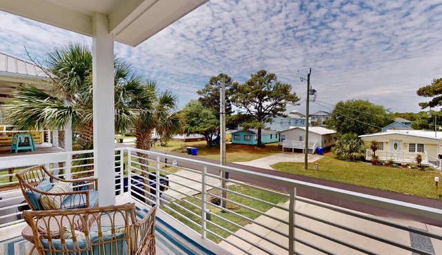 Charming Modern Duplex, Fenced Yard, Dogs OK, Easy Walk to Beach + Greenway