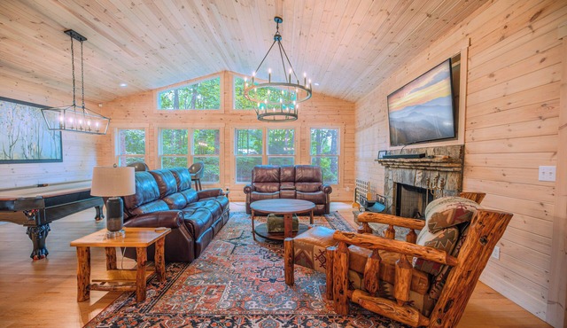 Charming Mountain Cabin. 10 min to Highlands/Cashiers. Great WiFi & EV Charger!