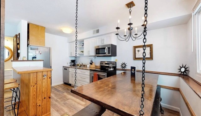 Charming, mountain view retreat with a kitchen & fast WiFi - close to the slopes