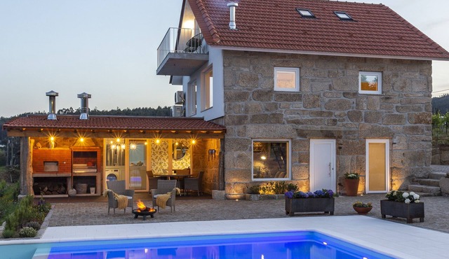 Charming Nature Retreat, Infinity Pool, Stunning Views - 35 minutes from Porto