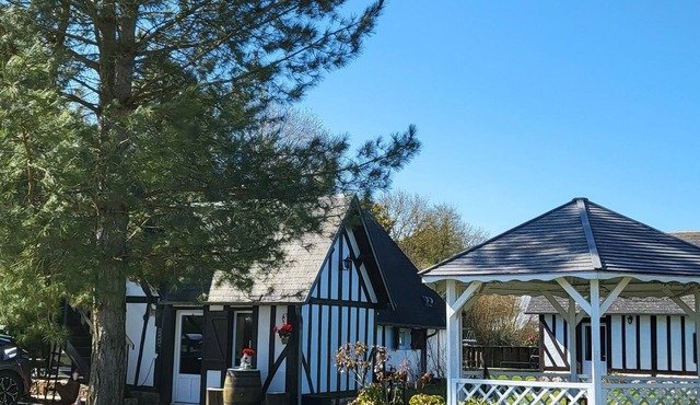 Charming Normandy-style guest cottage, pets welcome, enclosed grounds
