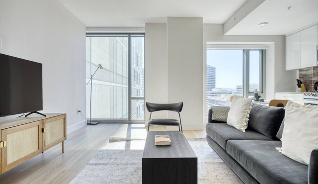 Charming Oakland 1BR w/Pool, W/D, Sky Deck, next to BART, by Blueground