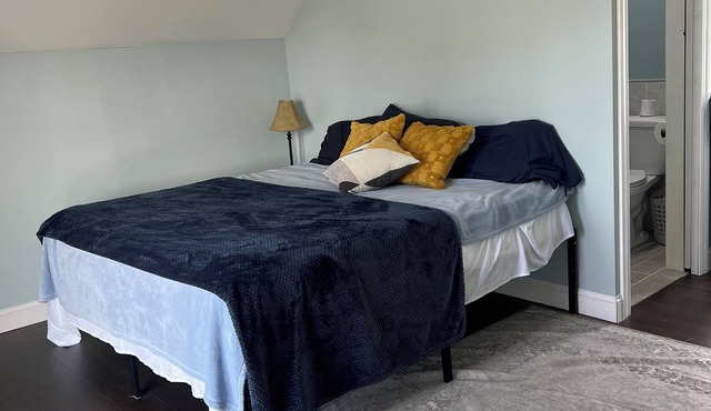 Charming ocean view cottage with AC in Fairhaven - 1 bedroom