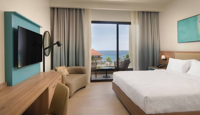 Charming Oceanfront Stay – w/Balcony, Outside Pool & Free Parking
