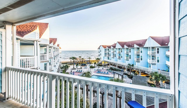 Charming Oceanview 1-bedroom apartment in Galveston with Private Beach Access