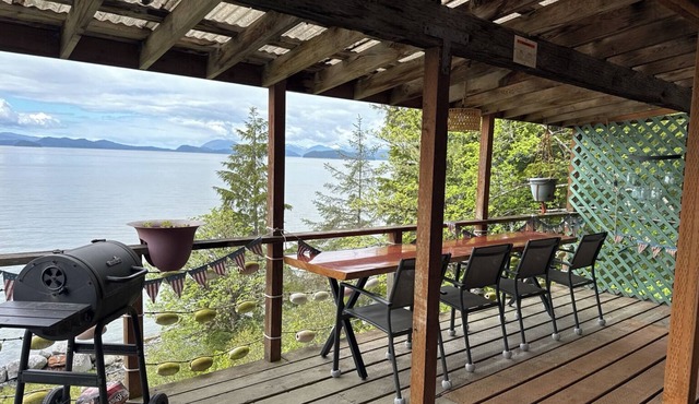 Charming Oceanview Apartment-Private Entrance & Deck