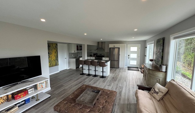 Charming Okanagan lake view, 1 bedroom pet friendly suite in beautiful Vernon