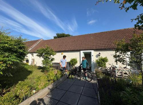 Charming Old Cottage for Share, Cosy Double Room with 2 Single Bed