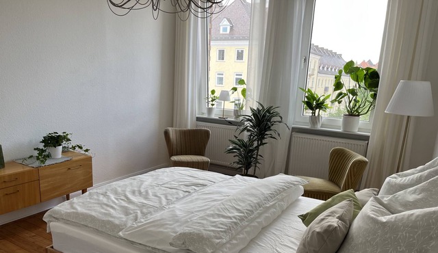 Charming old-style apartment with south-facing balcony in a popular residential area