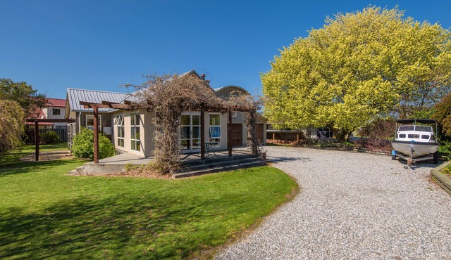 Charming on Cherry - Wanaka Holiday Home
