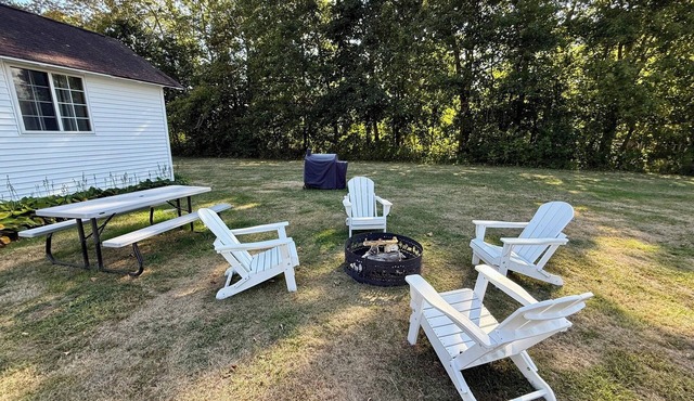 Charming one-bedroom cottage in Bar Harbor close to Acadia - Sleeps 4.