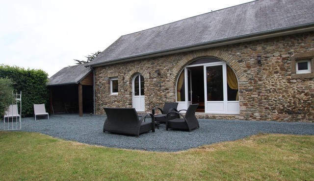 Charming one-story house with enclosed garden, pets welcome