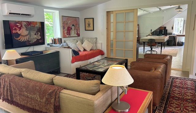 Charming open studio in renovated barn in superb Lyme, CT with WiFi, AC.