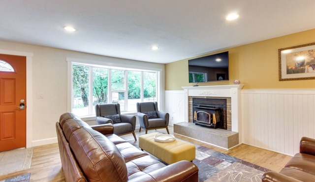 Charming Oregon Home w/Private Pickleball Court!