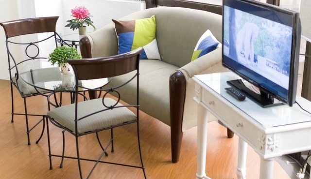 Charming overview studio by Greenbelt (Netflix & pool)