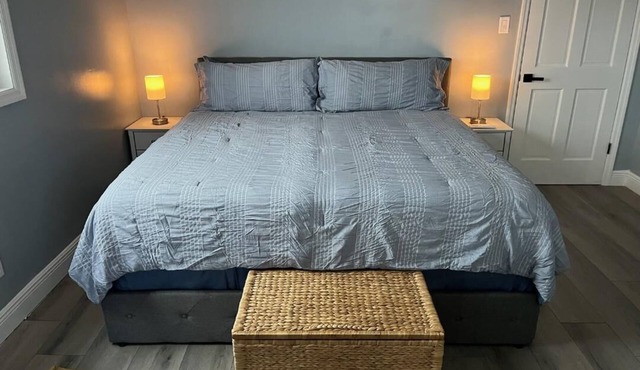 Charming private cottage with WiFi and AC in beautiful Whale Point