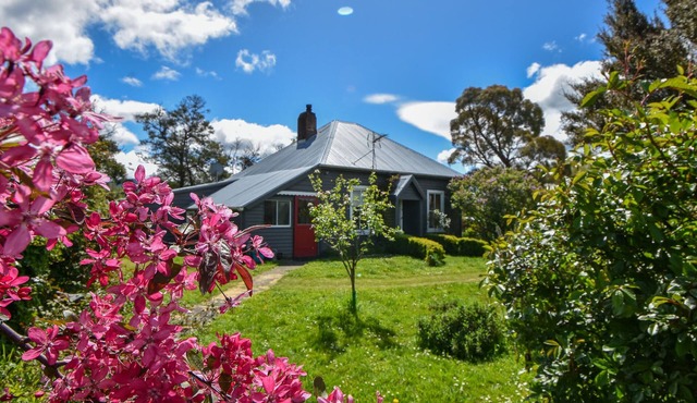 Charming, peaceful country cottage - close to shops etc