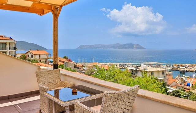 Charming penthouse with terrace with AC in Kas